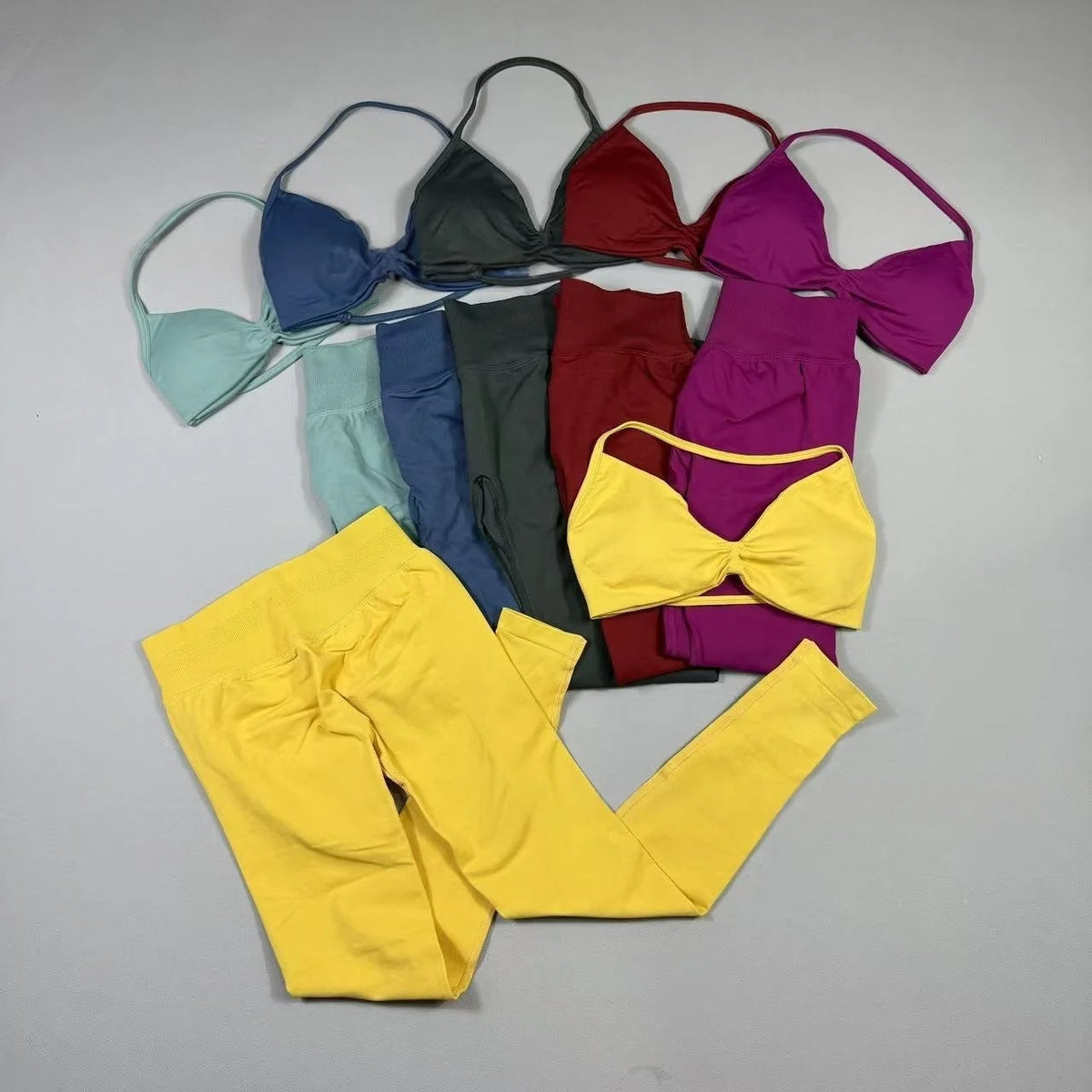 2-Piece Set Women's Seamless Clean (No Logo) Yoga Set, Halter Neck Sports Bra & High-Waisted Lifting Leggings for Gym Workouts