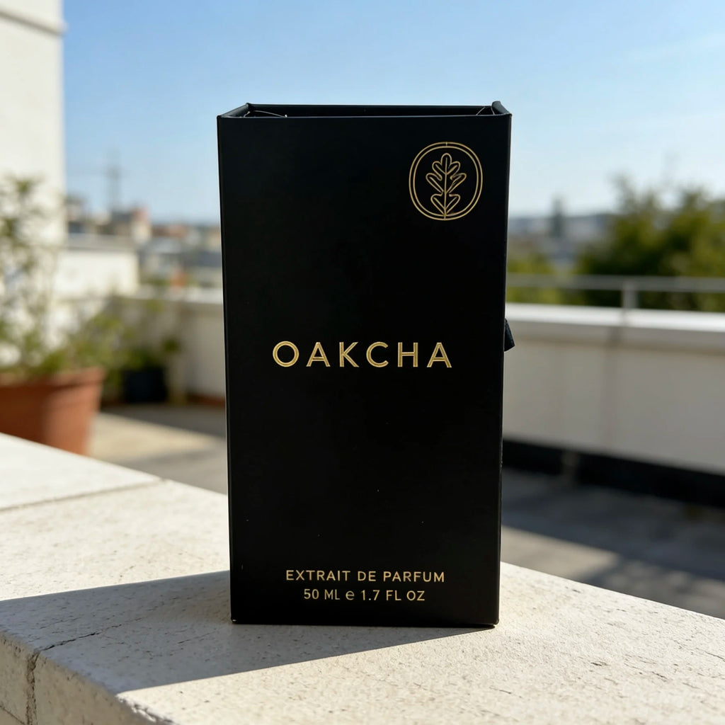 Oakcha Desiree Desire perfume is an advanced and charming dark wood flower fragrance. Huoxiang, Sandalwood, and Musk, cool and lazy, with a mysterious and seductive aura. The black bottle has a high-end texture and a long-las