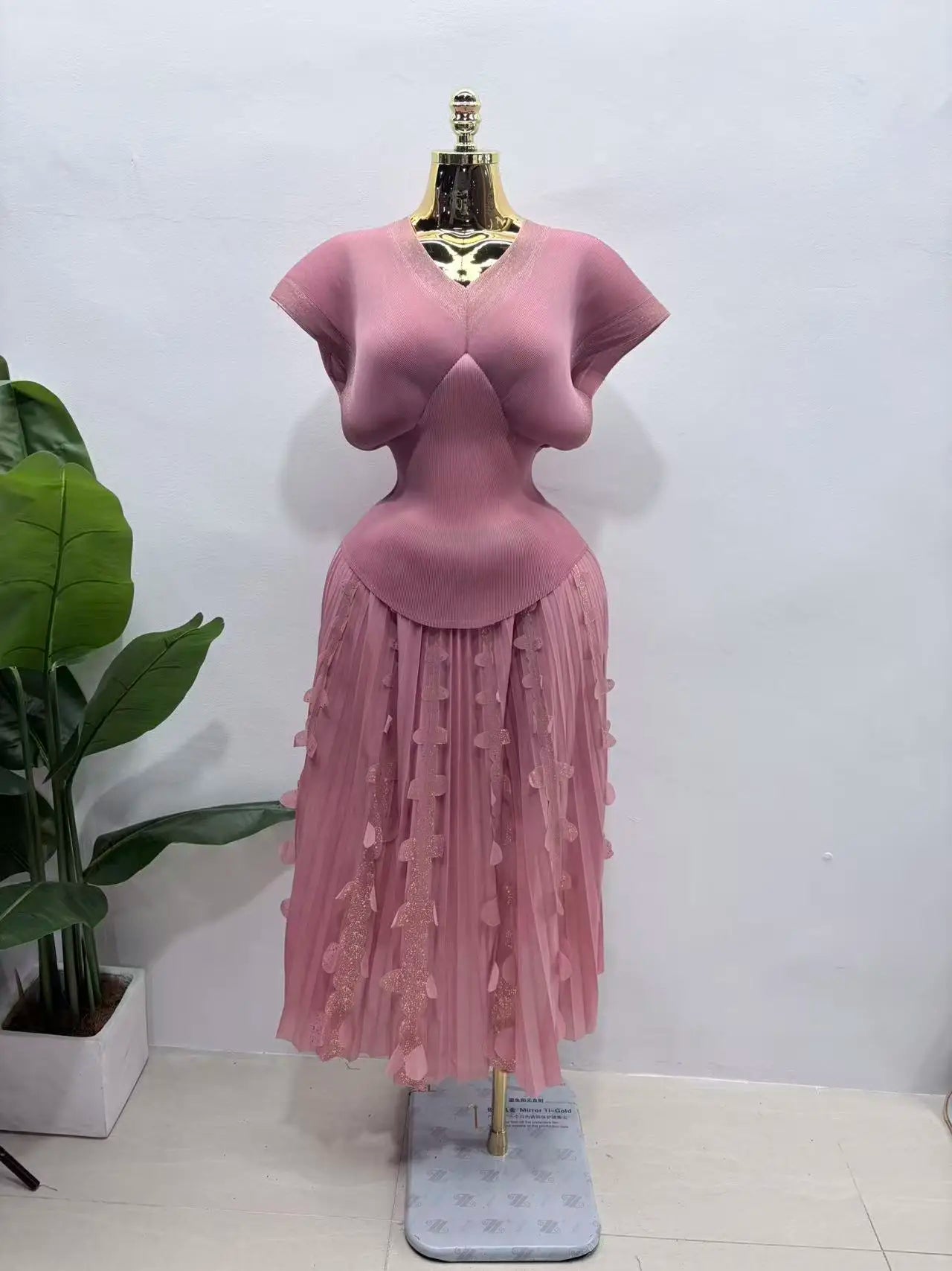 2026 Spring and Summer Retro High Waist and Thin Bronzing Suit  V-neck Bat Sleeve Versatile T-shirt Skirt Two-piece Suit Women