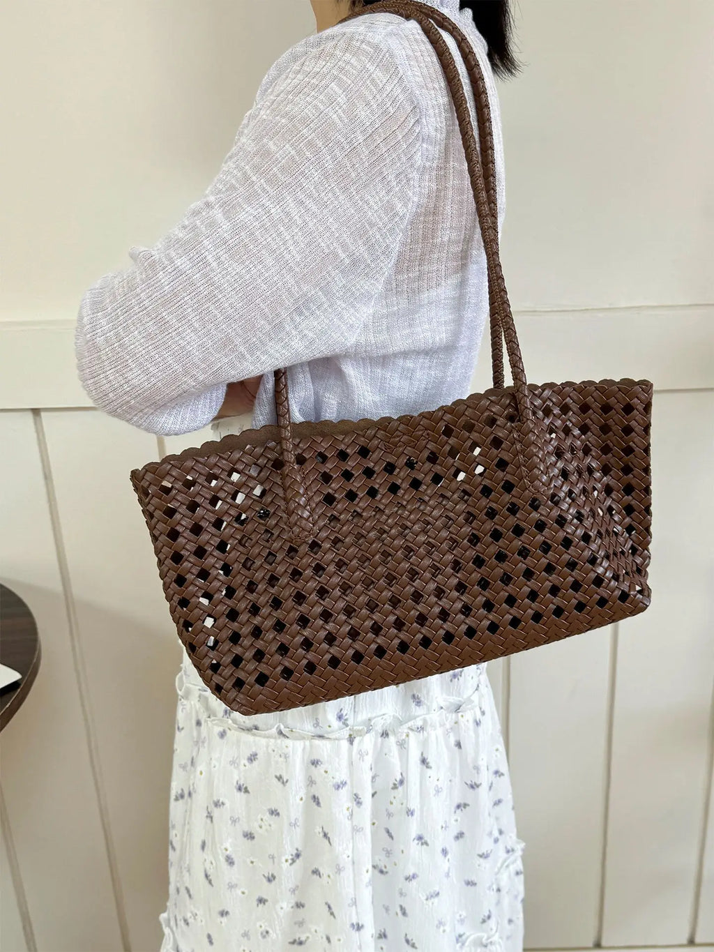 2026 New Fashion Hollow Out Woven Tote Bag for Women Large Capacity Commute Single Shoulder Handbag for Summer
