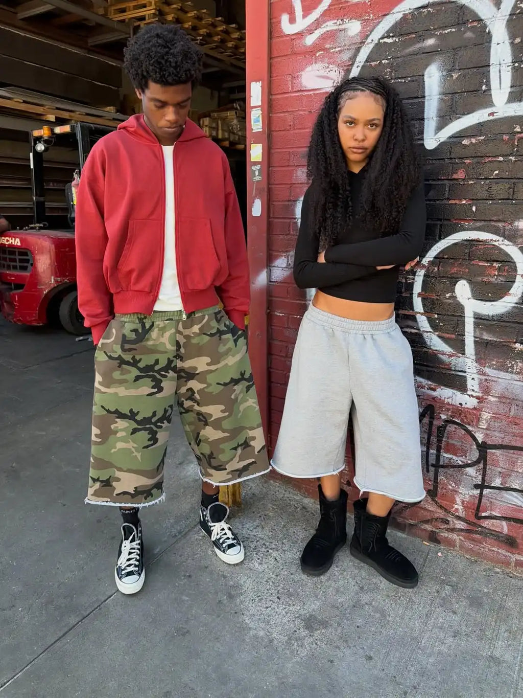 Camouflage Baggy Sweat Shorts Y2K Streetwear Raw Edge Patch Pocket Elastic Waist Loose Casual Wide Leg Shorts for Men Women
