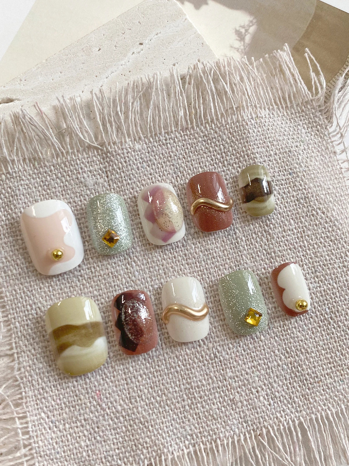 10 Pieces of Marble-Patterned, Gilded, Curved, Short Square-Round Handmade Nails, Suitable for Autumn and Winter Coats, Korean-Style Work Attire, Retro Artistic Outfits, Milk Tea Dates, Lazy Knitwear, and Gentle Mature Styles