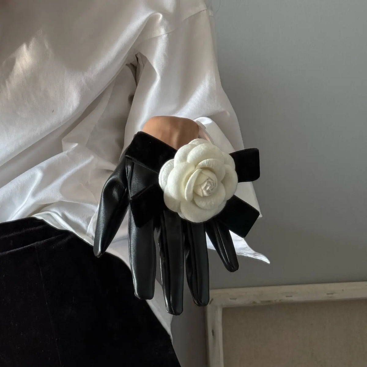 High-level Luxury Camellia Leather Gloves Korean Ins Style Hepburn Style Exquisite Dress Gloves Photo Props Bride Wedding Gloves