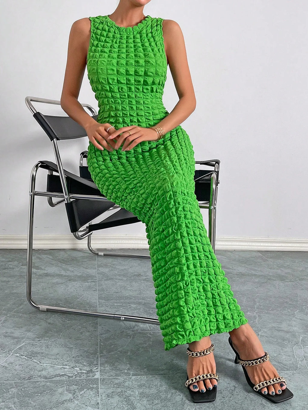 A casual and elegant lady's small round-neck fashionable sleeveless popcorn long dress for a date