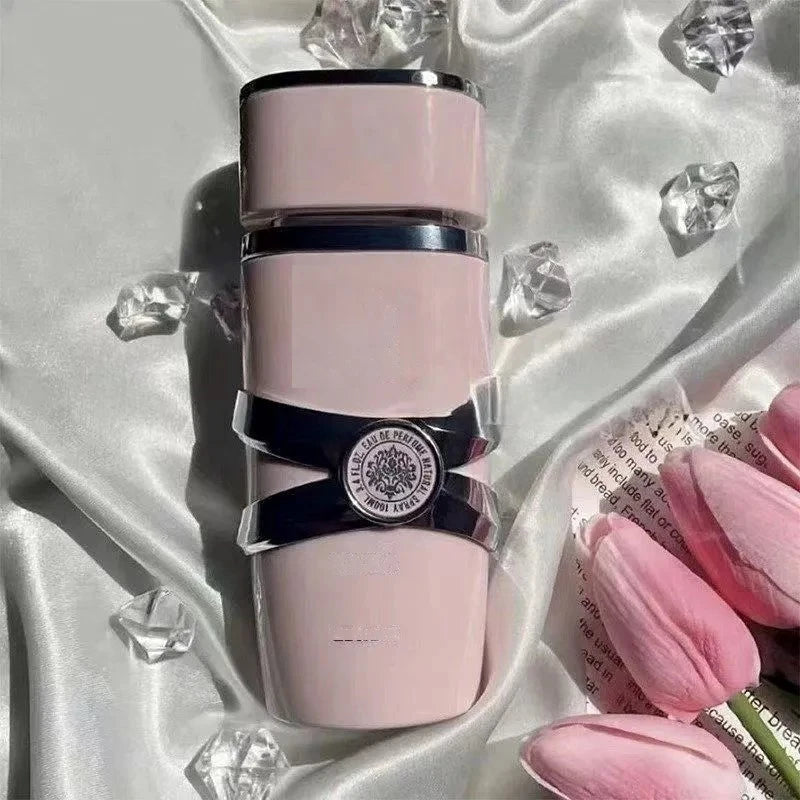 YARA Yala perfume is a soft and sweet oriental flower and fruit fragrance perfume. The tail notes of vanilla, musk, and amber are sweet and elegant, exuding a gentle and charming Middle Eastern charm. The pink bottle body des