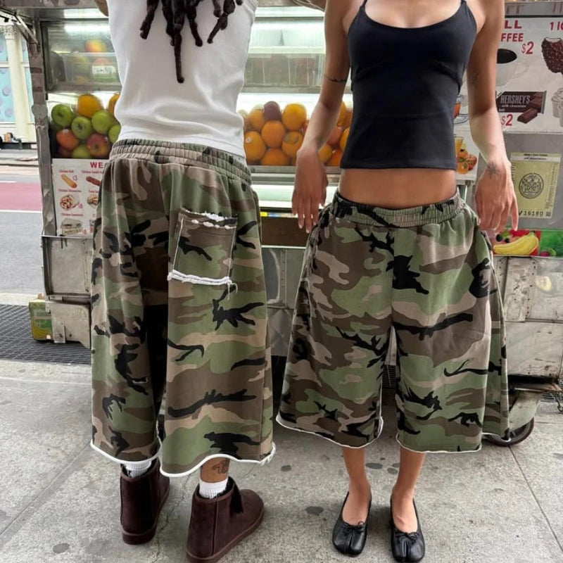Camouflage Baggy Sweat Shorts Y2K Streetwear Raw Edge Patch Pocket Elastic Waist Loose Casual Wide Leg Shorts for Men Women