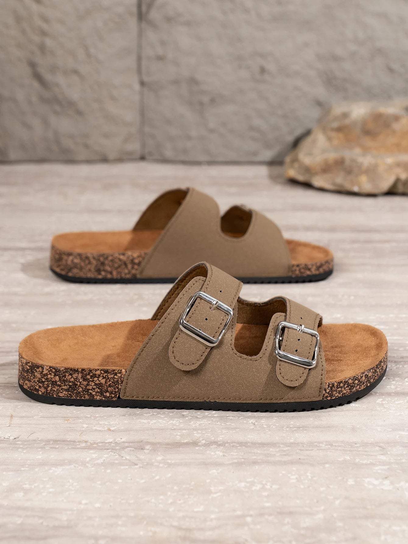 Men's Fashionable Slippers for Home and Outdoor Waterproof Non-Slip Slip-On Fashionable Versatile Slippers