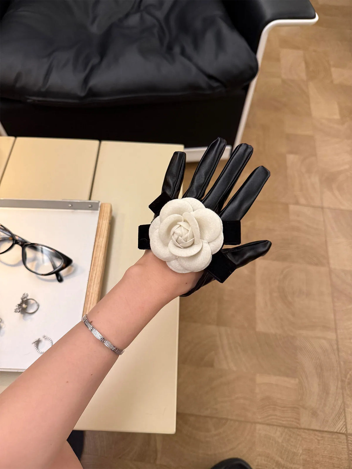 High-level Luxury Camellia Leather Gloves Korean Ins Style Hepburn Style Exquisite Dress Gloves Photo Props Bride Wedding Gloves