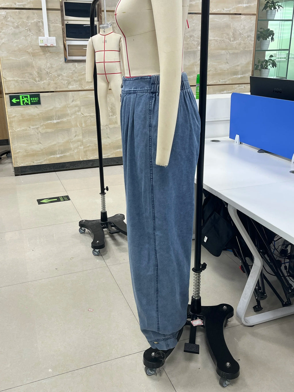 Women Y2k Loose Fit Denim Harem Long Pants Button Zipper High Waist Pleated Bloomers Wide Leg Baggy Trousers with Pockets