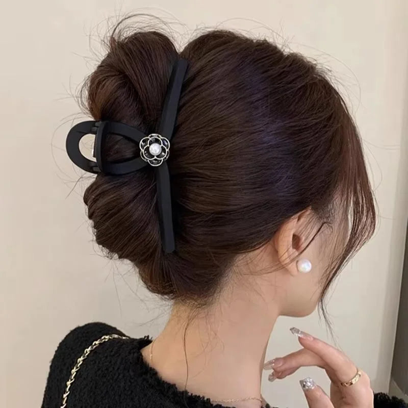 Large, Elegant Black Matte Camellia Hair Clip, French Style, New Design, High-end Shark Clip for The Back of The Head.