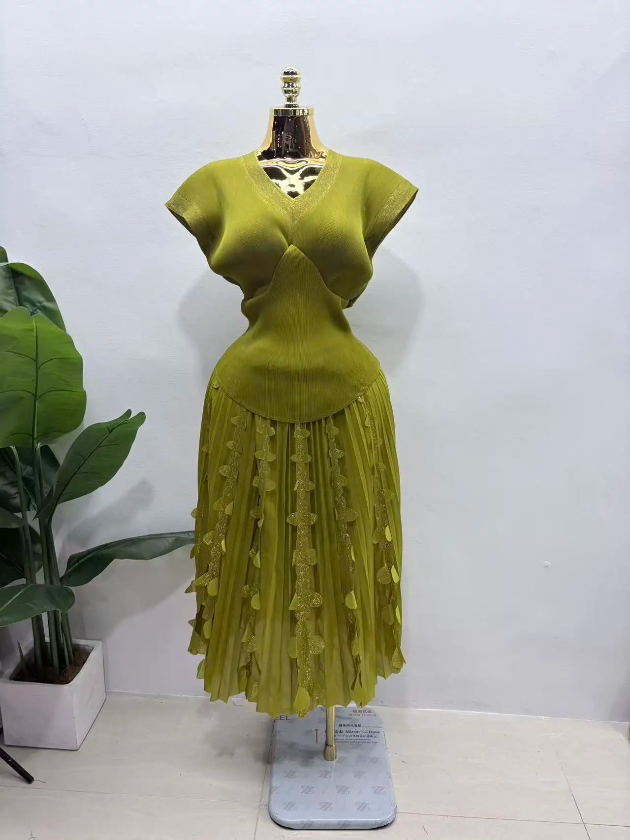 2026 Spring and Summer Retro High Waist and Thin Bronzing Suit  V-neck Bat Sleeve Versatile T-shirt Skirt Two-piece Suit Women