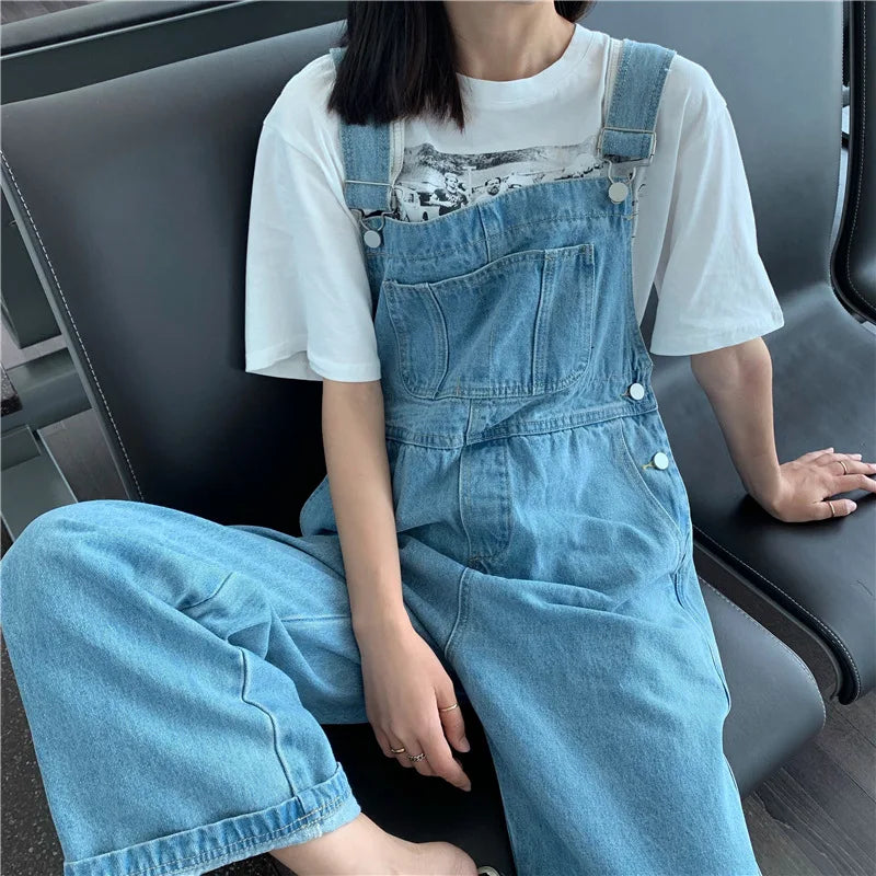 Versatile denim overalls for women, new design in spring and autumn 2026, retro style, loose straps, wide-leg long pants.