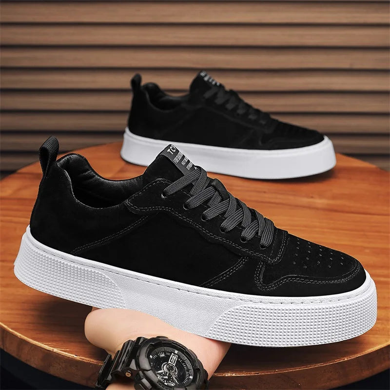 Men's sports soft-soled breathable and comfortable sneakers are trendy to pair with fashionable casual sports shoes