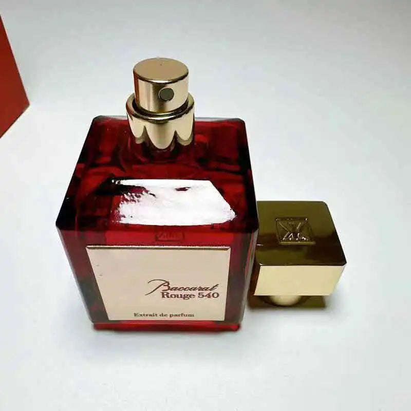 Baccarat 540 essence perfume is a rich and charming oriental flower fragrance. Amber, cedar, and musk are rich and long-lasting, with a luxurious and atmospheric bottle body