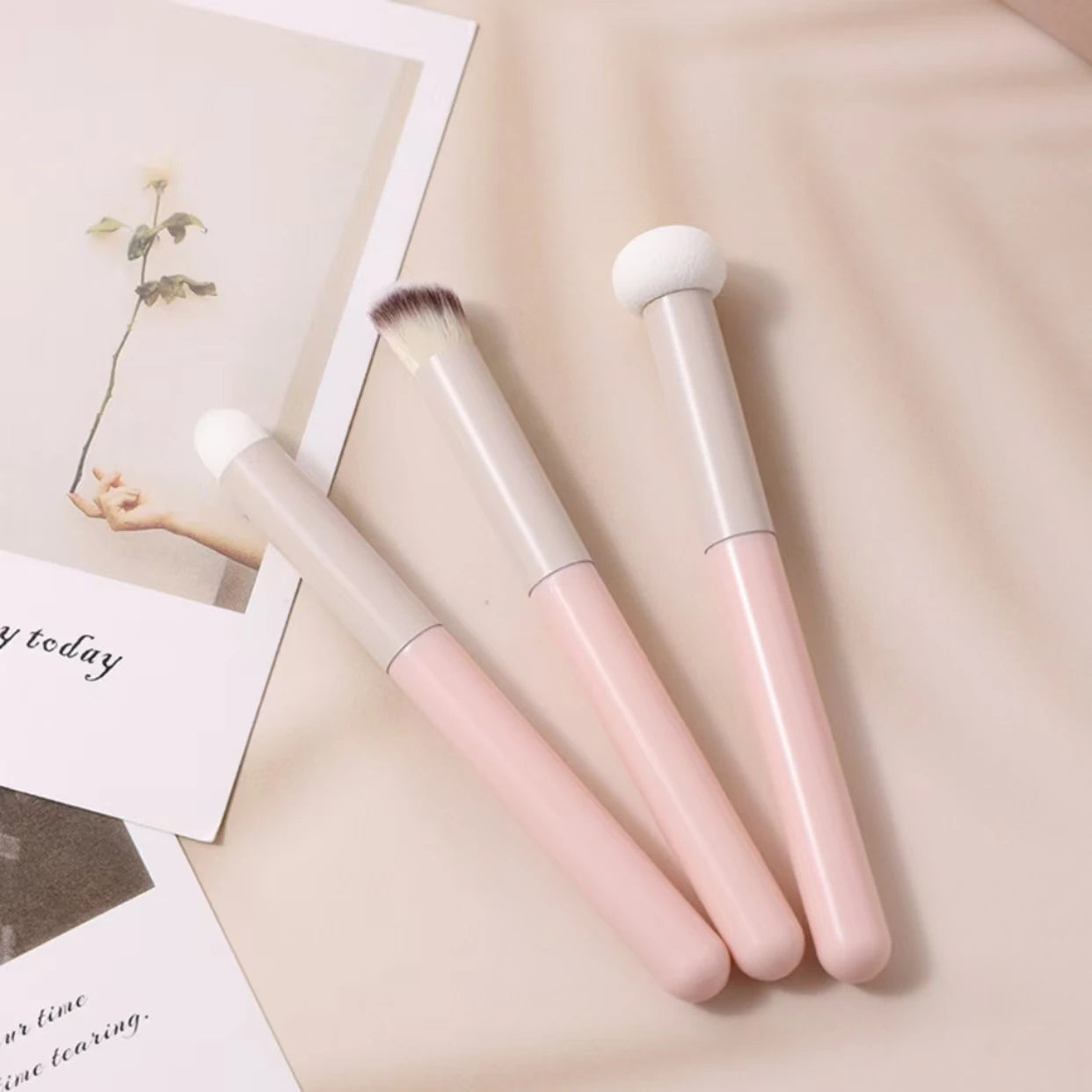 3 High-Quality Makeup Brushes: Mushroom Head Sponge Concealer Brush, Foundation Brush, Lipstick Lip Brush, Makeup Tools