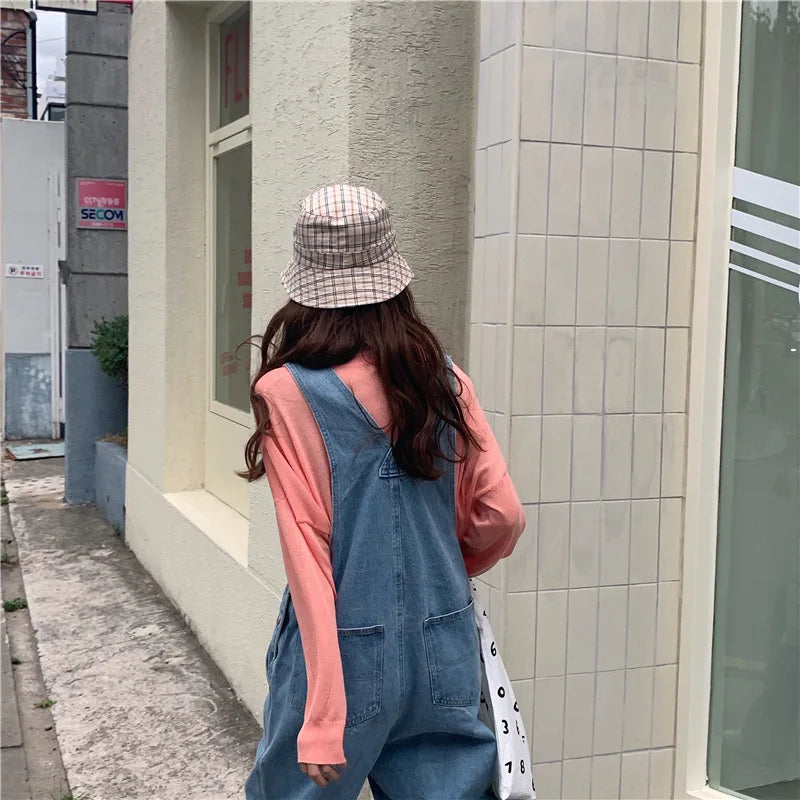Versatile denim overalls for women, new design in spring and autumn 2026, retro style, loose straps, wide-leg long pants.