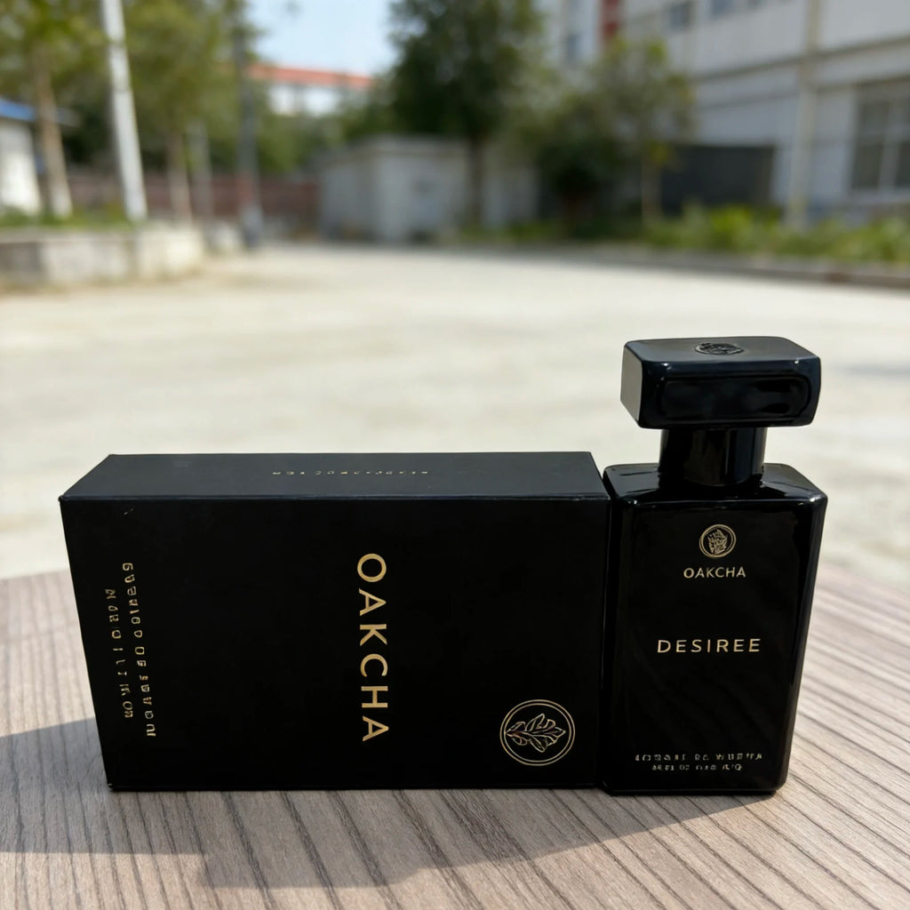 Oakcha Desiree Desire perfume is an advanced and charming dark wood flower fragrance. Huoxiang, Sandalwood, and Musk, cool and lazy, with a mysterious and seductive aura. The black bottle has a high-end texture and a long-las