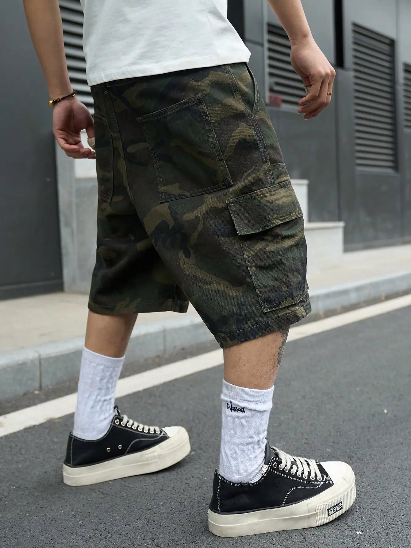 Men's Vintage Camouflage Cargo Shorts, Streetwear Loose Knee-Length Multi-Pocket Shorts with Belt Buckle