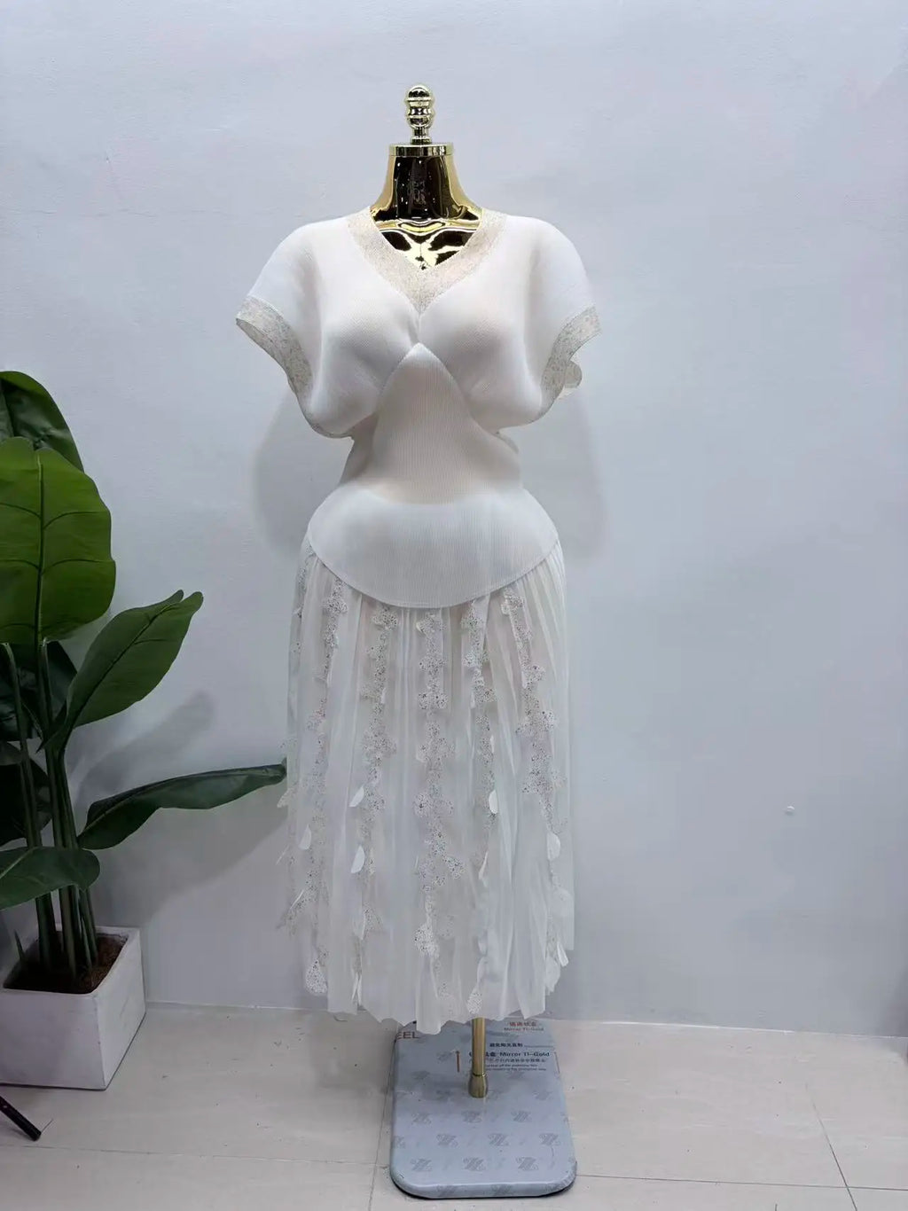 2026 Spring and Summer Retro High Waist and Thin Bronzing Suit  V-neck Bat Sleeve Versatile T-shirt Skirt Two-piece Suit Women