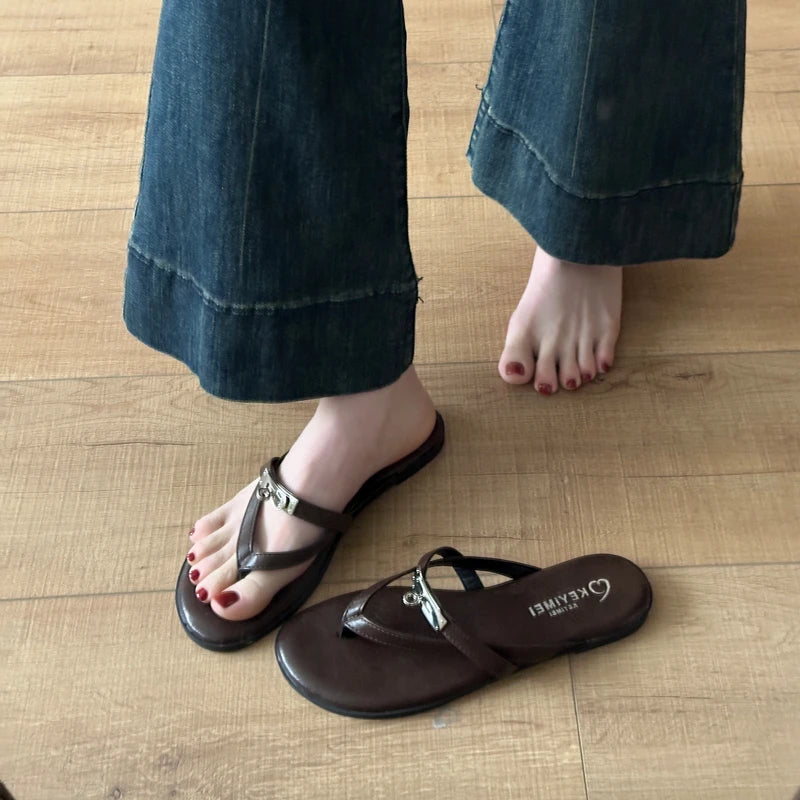 2026 New Fashion Casual Slip-On Flat Bottom Sandals with Lock Buckle for Beach Vacation Women Breathable Comfortable PU Leather