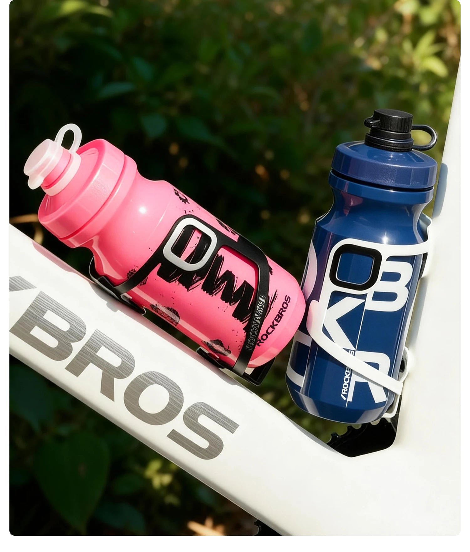 ROCKBROS Cycling Water Bottle 600ml Large Capacity Lightweight Squeeze Type Sports Bottle with Dust Cover Leakproof Water Bottle