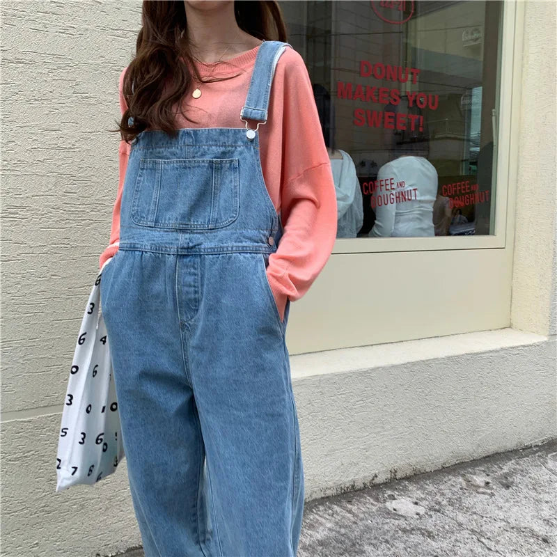 Versatile denim overalls for women, new design in spring and autumn 2026, retro style, loose straps, wide-leg long pants.