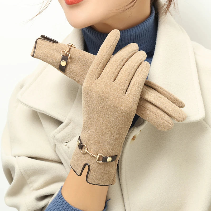 Women's winter thermal gloves with added fleece, decorated with metal chains, suitable for driving and cycling, a pair of touchscreen-compatible gloves