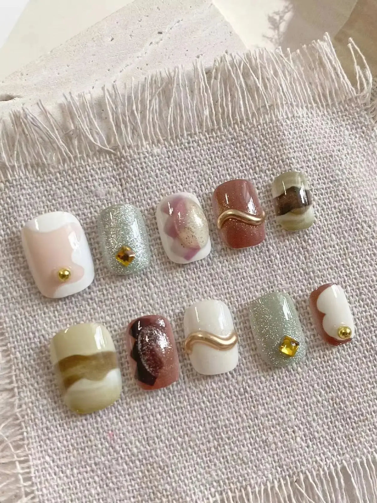 10 Pieces of Marble-Patterned, Gilded, Curved, Short Square-Round Handmade Nails, Suitable for Autumn and Winter Coats, Korean-Style Work Attire, Retro Artistic Outfits, Milk Tea Dates, Lazy Knitwear, and Gentle Mature Styles