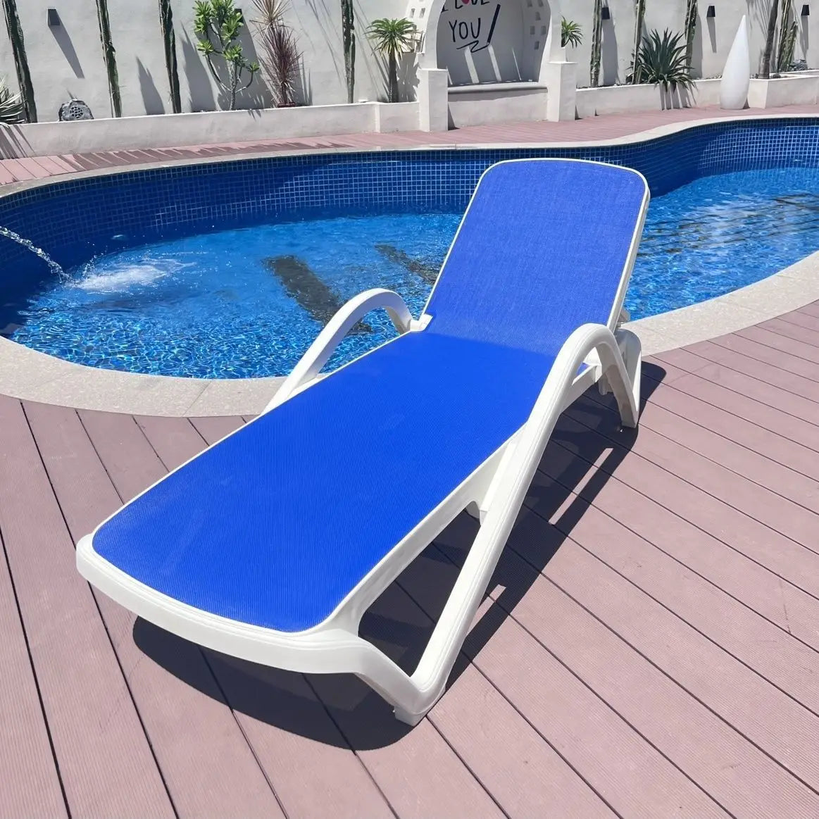 Outdoor swimming pool loungers swimming pool bed seaside plastic folding loungers bathhouse hot spring hotel water park loungers