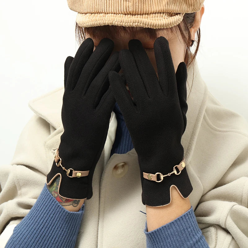Women's winter thermal gloves with added fleece, decorated with metal chains, suitable for driving and cycling, a pair of touchscreen-compatible gloves