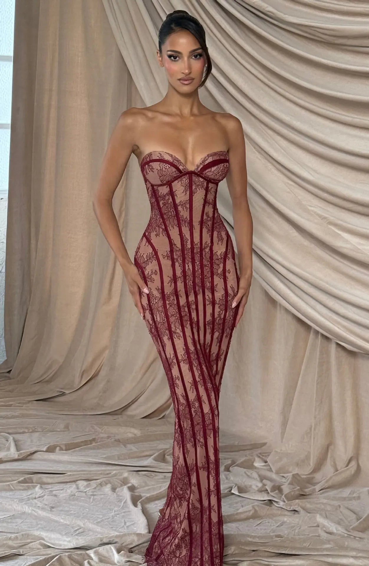 Elegant lace strapless waist cinching long dress with heart-shaped neckline for slimming and formal evening ladies' dress