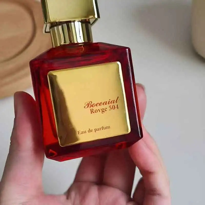 Baccarat 540 essence perfume is a rich and charming oriental flower fragrance. Amber, cedar, and musk are rich and long-lasting, with a luxurious and atmospheric bottle body