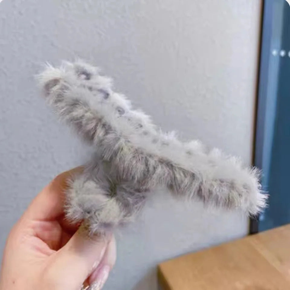 Winter Faux Fur Hair Claws for Women Elegant Acrylic Crab Barrette Hairpin Girls Hair Accessories Furry Headwear Hair Claw Clip