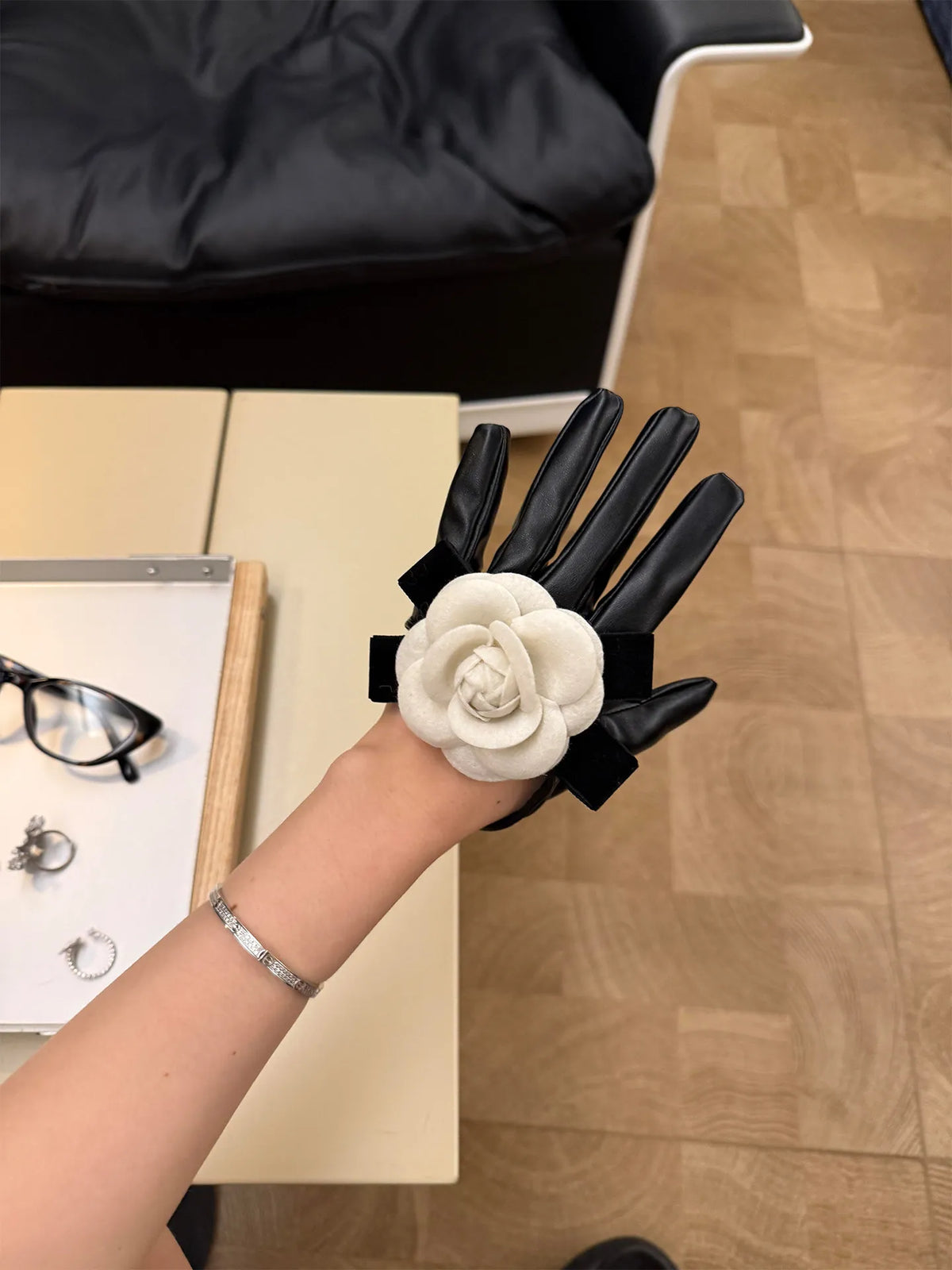 High-level Luxury Camellia Leather Gloves Korean Ins Style Hepburn Style Exquisite Dress Gloves Photo Props Bride Wedding Gloves