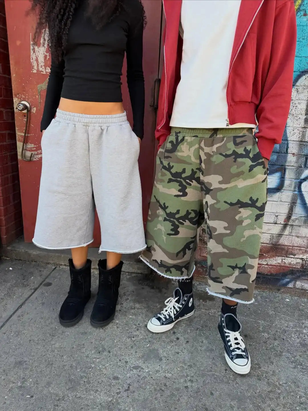 Camouflage Baggy Sweat Shorts Y2K Streetwear Raw Edge Patch Pocket Elastic Waist Loose Casual Wide Leg Shorts for Men Women