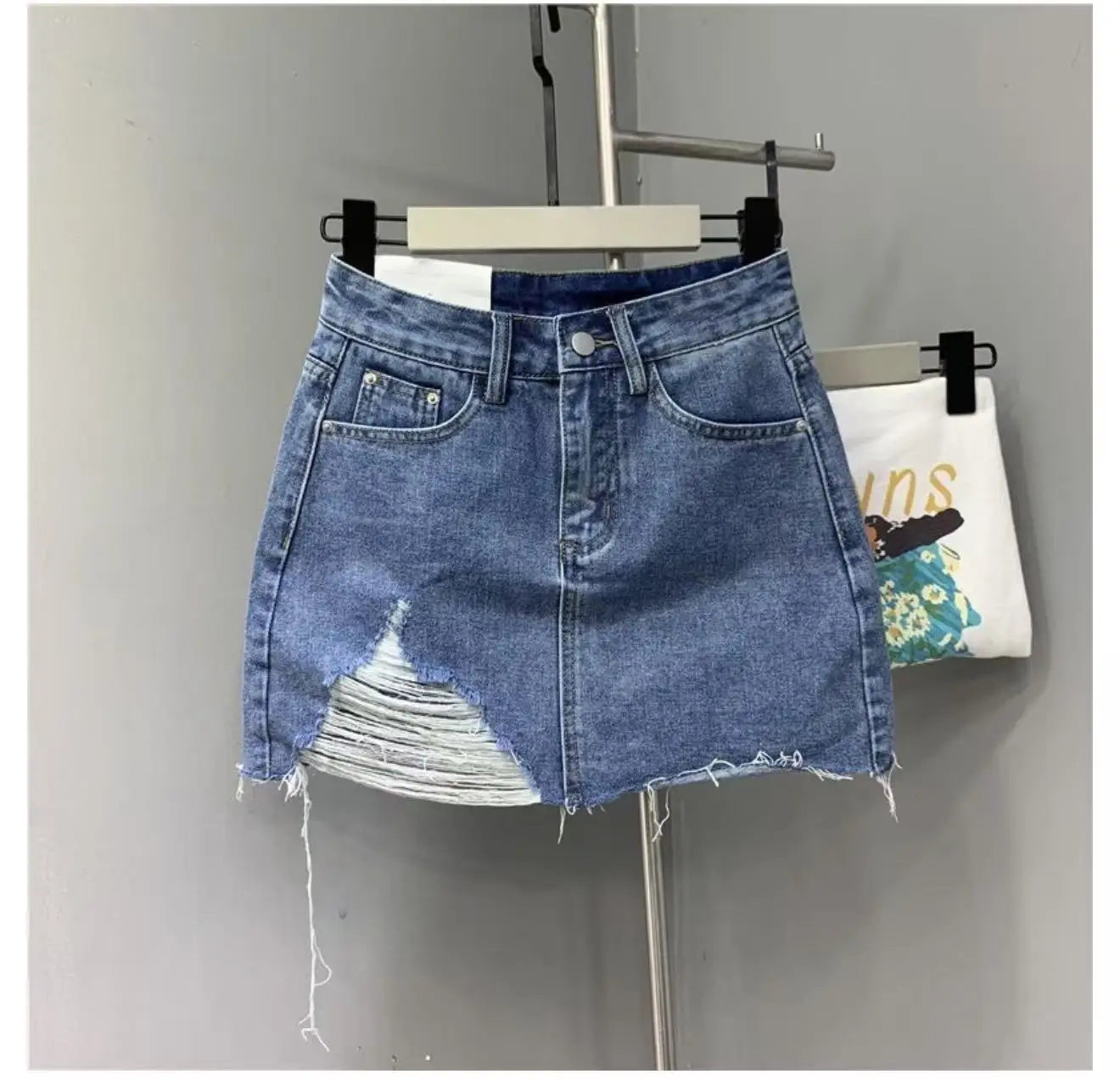 High Ripped Mini Denim Skirt Irregular Raw Fringe Hem Classic Front Pocket Design for Street and Daily Looks