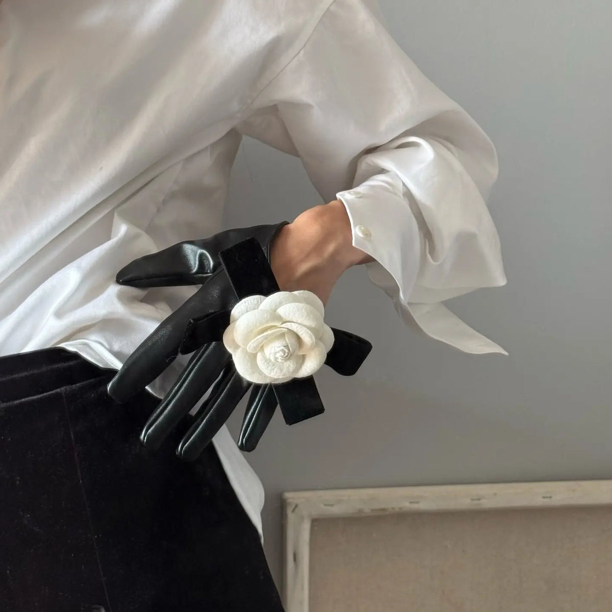 High-level Luxury Camellia Leather Gloves Korean Ins Style Hepburn Style Exquisite Dress Gloves Photo Props Bride Wedding Gloves
