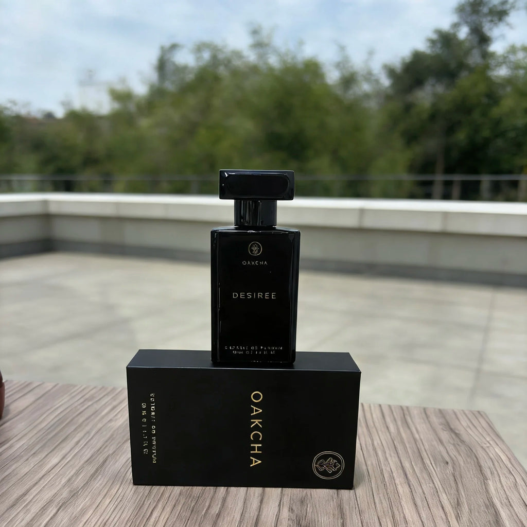 Oakcha Desiree Desire perfume is an advanced and charming dark wood flower fragrance. Huoxiang, Sandalwood, and Musk, cool and lazy, with a mysterious and seductive aura. The black bottle has a high-end texture and a long-las