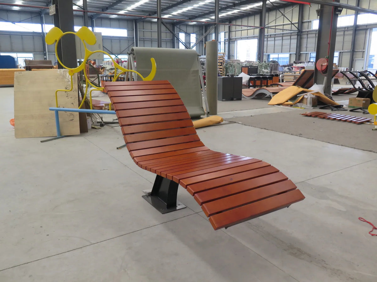 Factory Customized Wooden Outdoor Sun Lounger Ergonomic Sun Lounger Curved Wooden Garden Sun Lounger