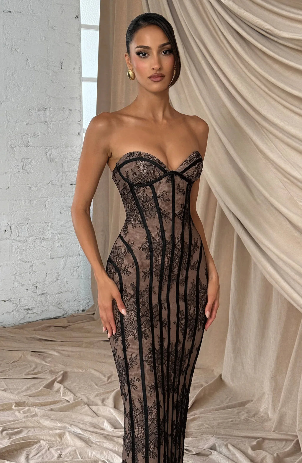 Elegant lace strapless waist cinching long dress with heart-shaped neckline for slimming and formal evening ladies' dress