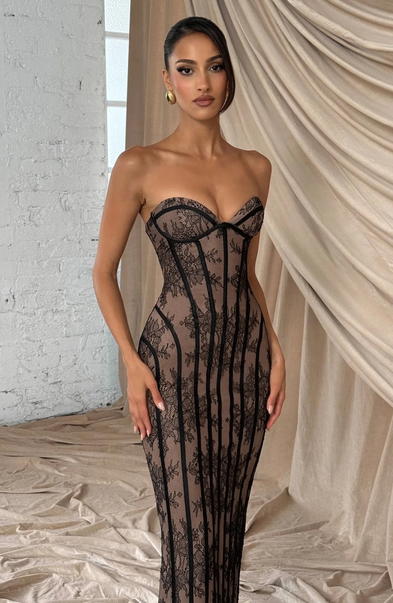 Elegant lace strapless waist cinching long dress with heart-shaped neckline for slimming and formal evening ladies' dress