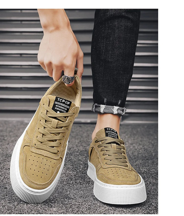 Men's sports soft-soled breathable and comfortable sneakers are trendy to pair with fashionable casual sports shoes