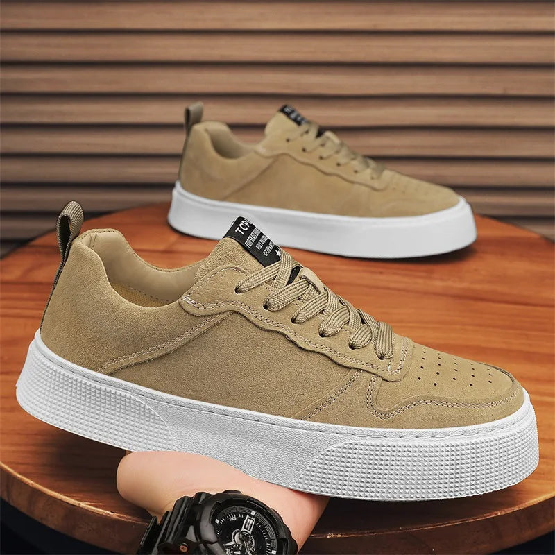 Men's sports soft-soled breathable and comfortable sneakers are trendy to pair with fashionable casual sports shoes