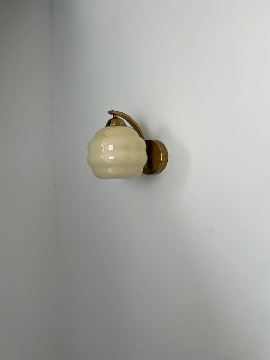 IWHD Milky Glass Ball LED Wall Lamp Sconce Iron Wrount Bedroom Living Room Bathroom Mirror Light Nordic Modern Wandlamp Applique