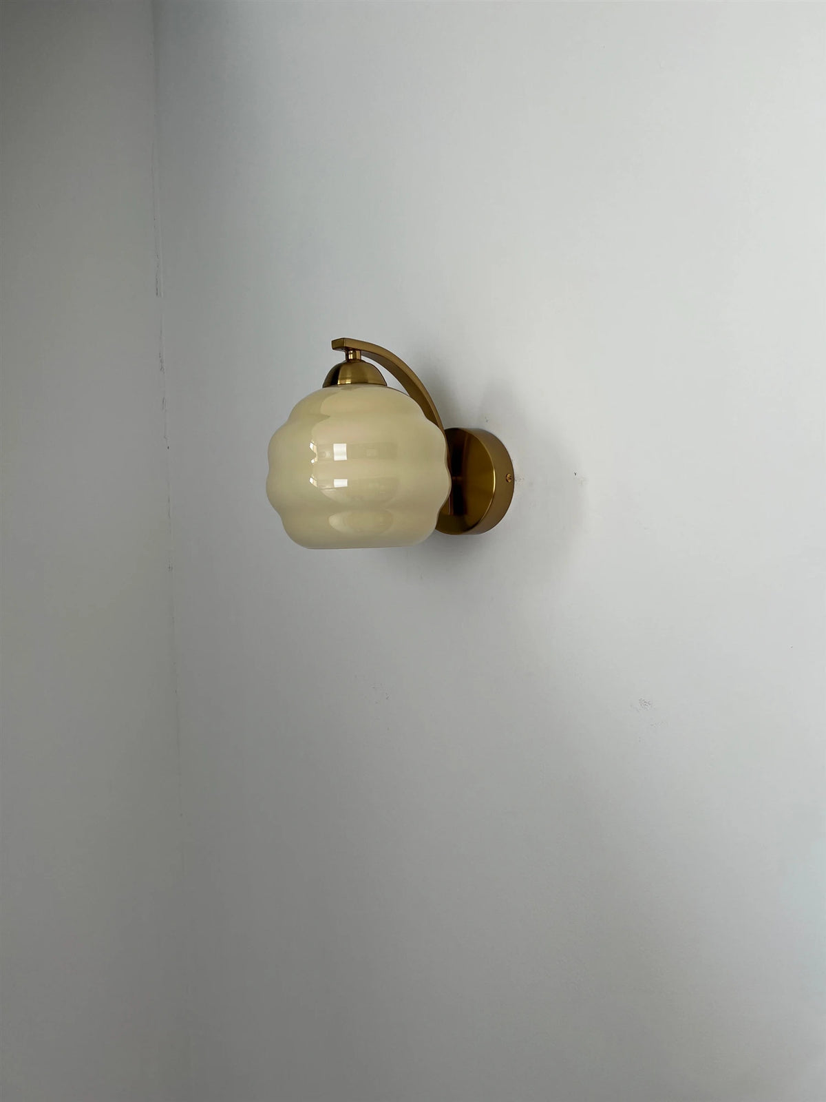 IWHD Milky Glass Ball LED Wall Lamp Sconce Iron Wrount Bedroom Living Room Bathroom Mirror Light Nordic Modern Wandlamp Applique