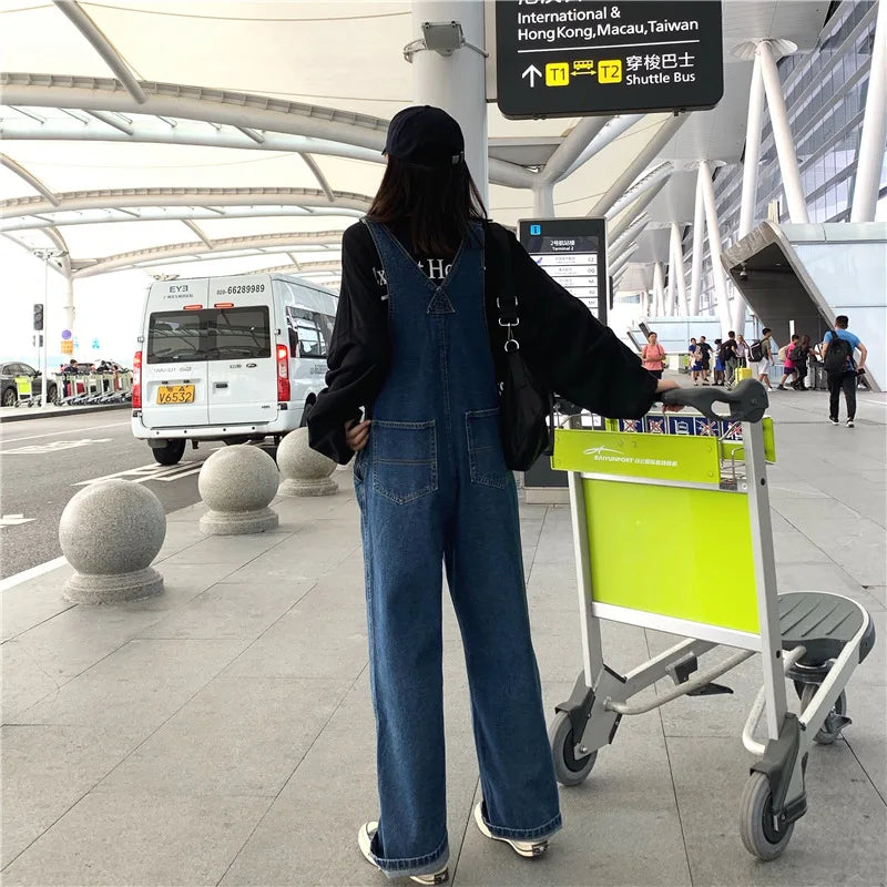 Versatile denim overalls for women, new design in spring and autumn 2026, retro style, loose straps, wide-leg long pants.