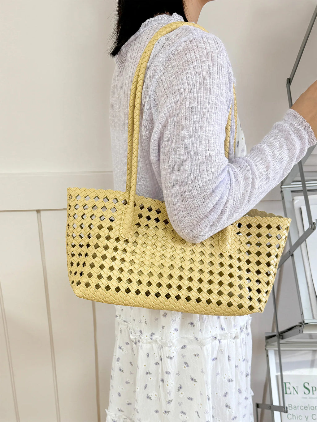 2026 New Fashion Hollow Out Woven Tote Bag for Women Large Capacity Commute Single Shoulder Handbag for Summer