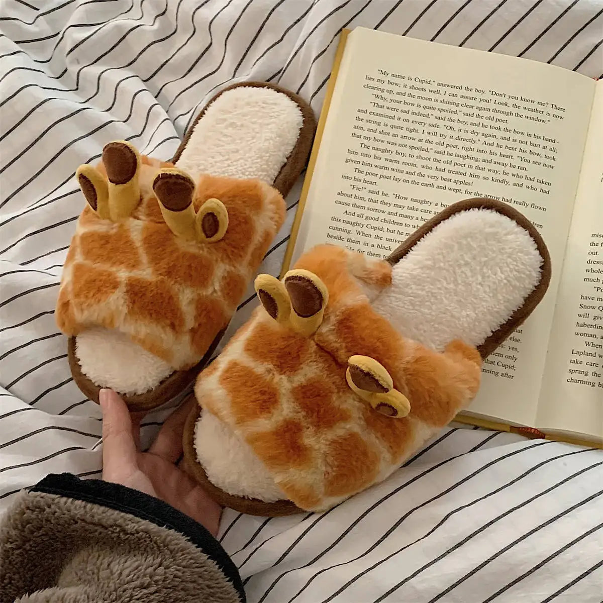 Shoes for Women Winter New Indoor Warm Cotton Shoes for Students At Home Cartoon Giraffe Plush One-word Slippers Chinelos Planos