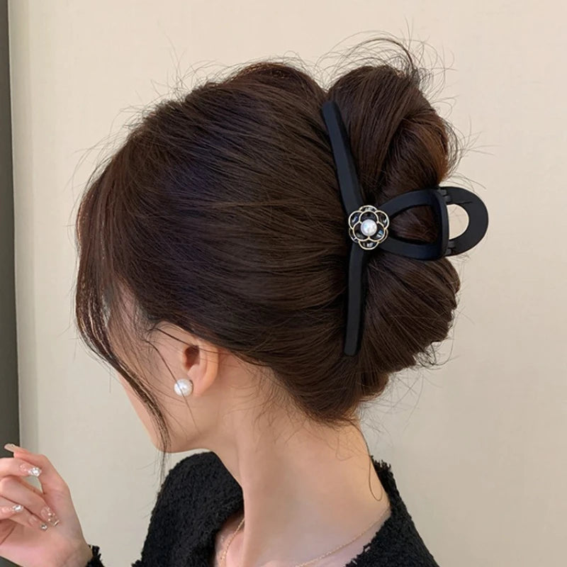 Large, Elegant Black Matte Camellia Hair Clip, French Style, New Design, High-end Shark Clip for The Back of The Head.