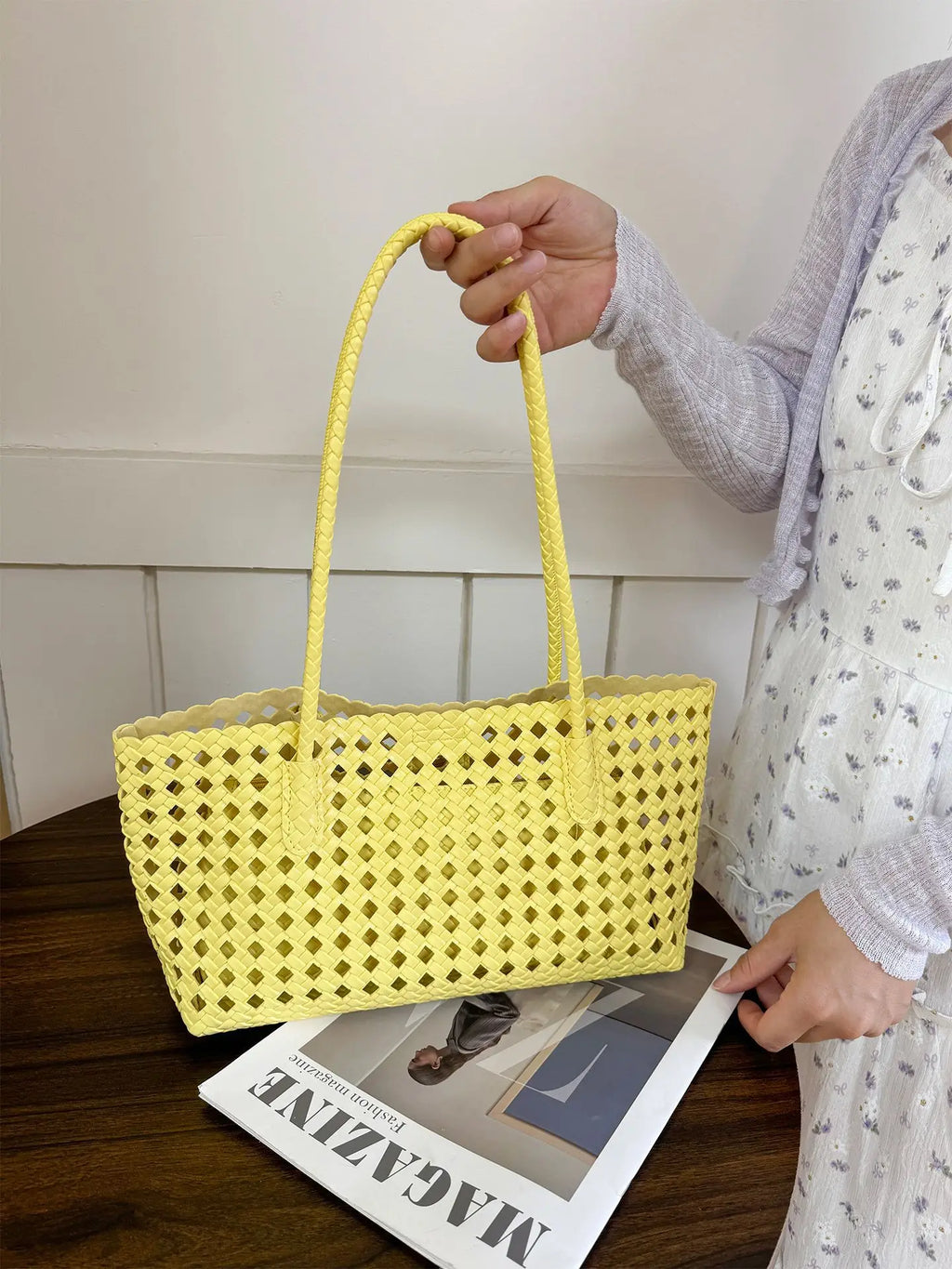 2026 New Fashion Hollow Out Woven Tote Bag for Women Large Capacity Commute Single Shoulder Handbag for Summer